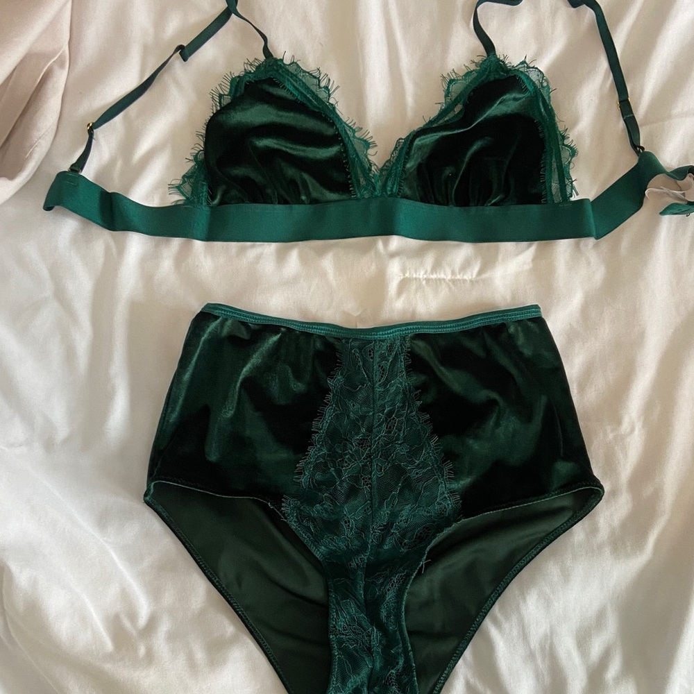 Luxurious Dark Green Lace and Velvet Bra Set